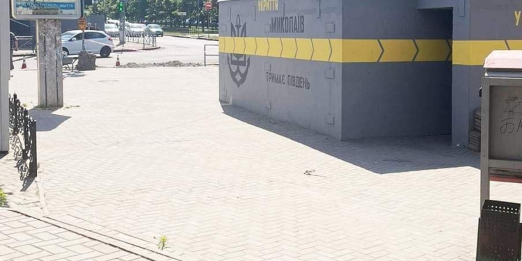 У Миколаєві двоє молодиків з сусідньої області сильно побили 33-річного містянина у зупинці-укритті (ФОТО)