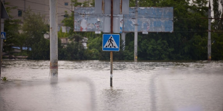 Рашисти обстріляли Херсон під час евакуації людей. Є поранені (ВІДЕО)