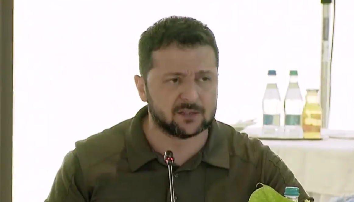 «Кожен наш сумнів тут, у Європі, – це окоп, який обов’язково спробує зайняти Росія» – виступ Зеленського на саміті Європейської спільноти в Молдові (ВІДЕО)