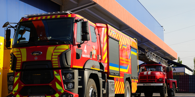 У Миколаєві гасили пожежу поблизу торгівельного центру, а у Кам’янці на пожежі врятували жінку