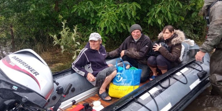 Затоплені Афанасіївка та Нововасилівка: рятувальники Миколаївщини евакуюють дорослих і дітей, тим, хто відмовляється евакуйовуватись, надають допомогу (ФОТО)