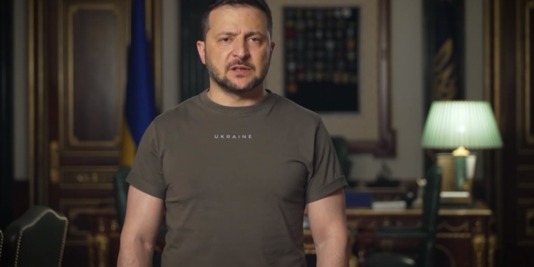 «Завжди памʼятайте, що ми всі в Україні зобовʼязані своїм життям тим, хто став на захист життя нашого народу і незалежності» – звернення Зеленського (ВІДЕО)