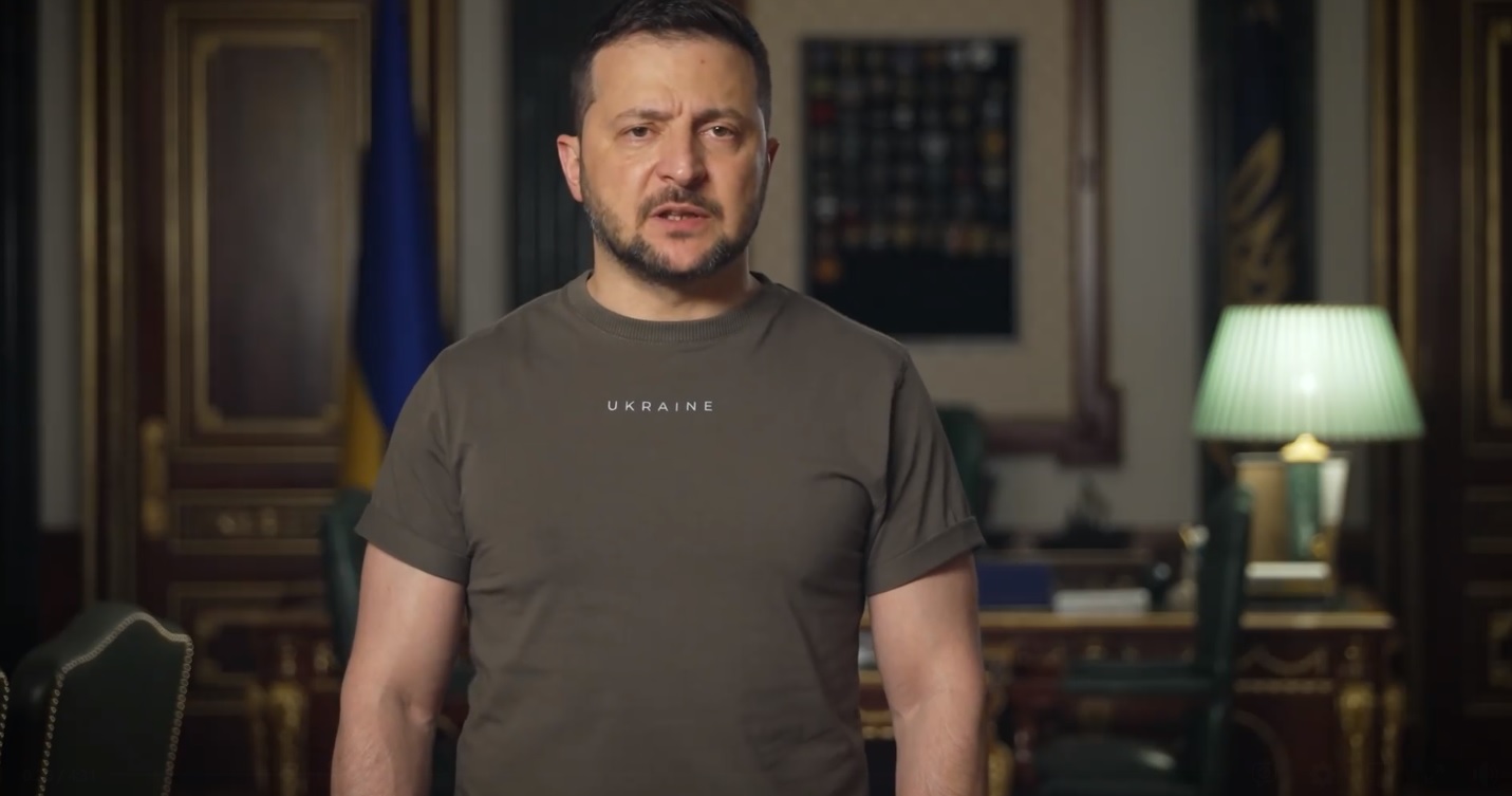 «Завжди памʼятайте, що ми всі в Україні зобовʼязані своїм життям тим, хто став на захист життя нашого народу і незалежності» – звернення Зеленського (ВІДЕО)