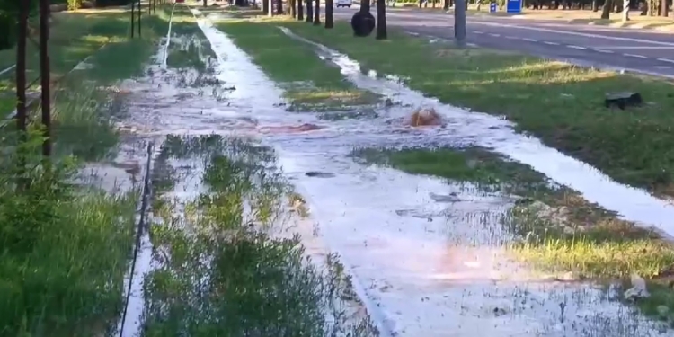 Рух трамваїв на Широку Балку в Миколаєві закритий: аварія на мережах «Миколаївводоканалу» (ВІДЕО)