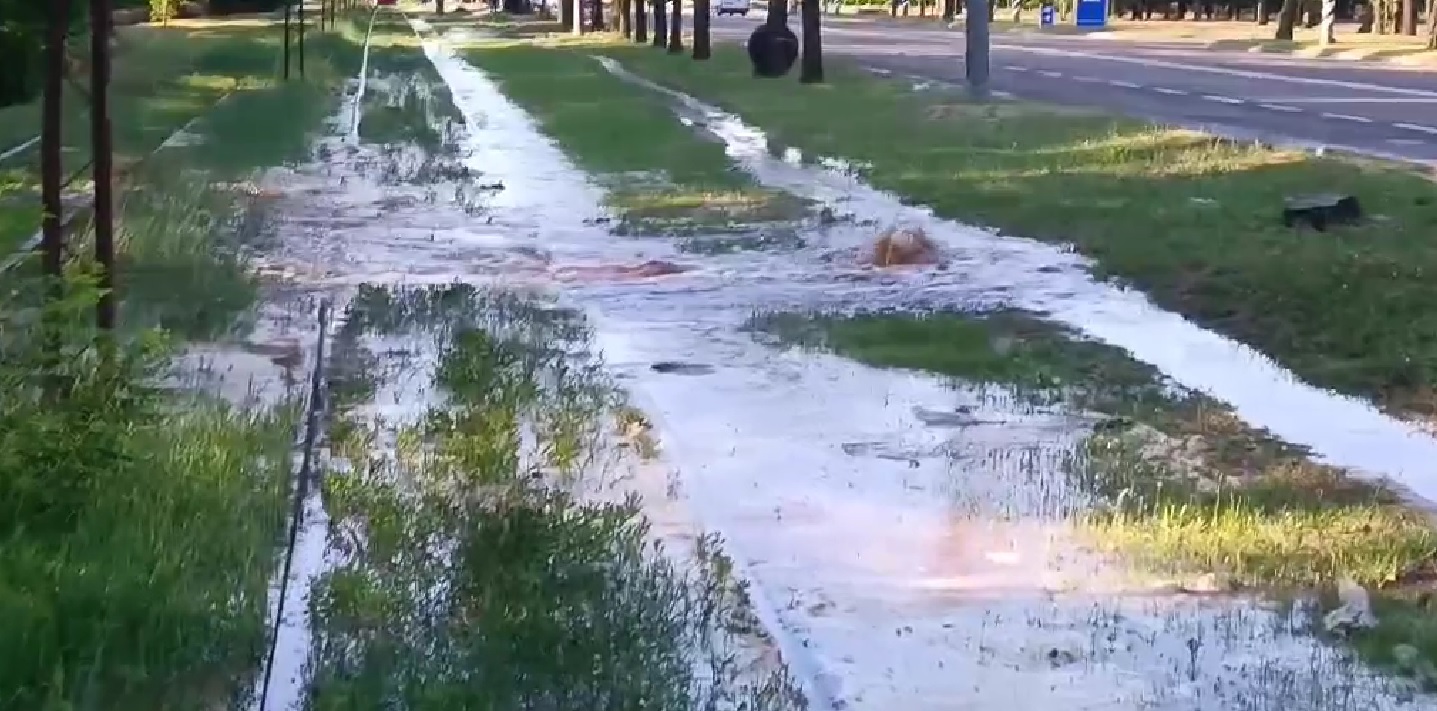 Рух трамваїв на Широку Балку в Миколаєві закритий: аварія на мережах «Миколаївводоканалу» (ВІДЕО)