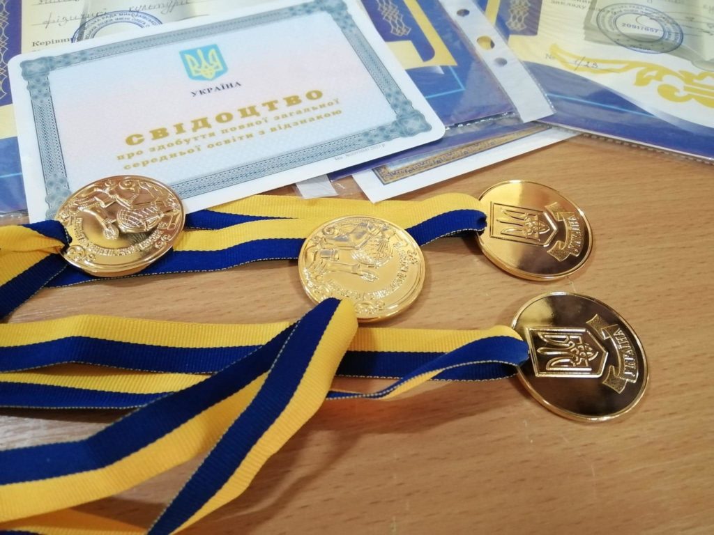 Випускники шкіл Миколаєва отримали документи про освіту (ФОТО) 2