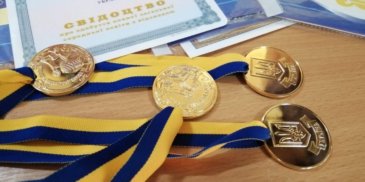 Випускники шкіл Миколаєва отримали документи про освіту (ФОТО)