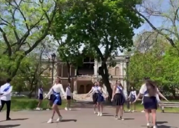 Вальс на фоні зруйнованої росіянами школи: випускники ліцею ім.М.Аркаса у Миколаєві попрощались з рідним закладом (ВІДЕО)