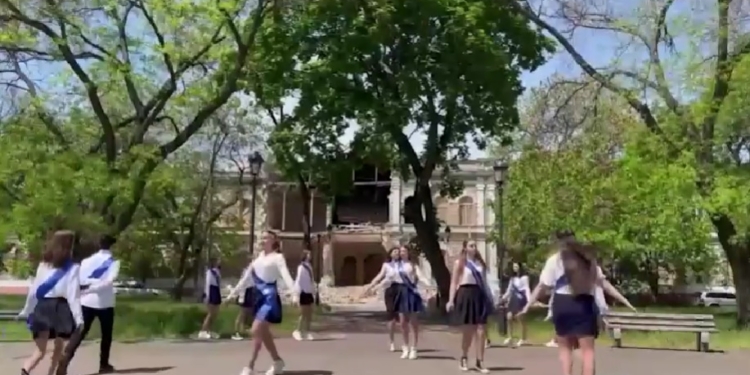 Вальс на фоні зруйнованої росіянами школи: випускники ліцею ім.М.Аркаса у Миколаєві попрощались з рідним закладом (ВІДЕО)