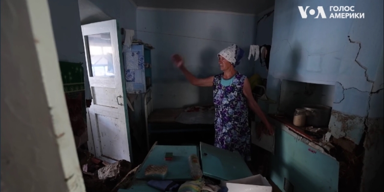 «Все пішло. А я ж старалася»: мешканці Миколаївщини та Херсонщини повертаються в свої помешкання після затоплення внаслідок підриву Каховської ГЕС (ВІДЕО)