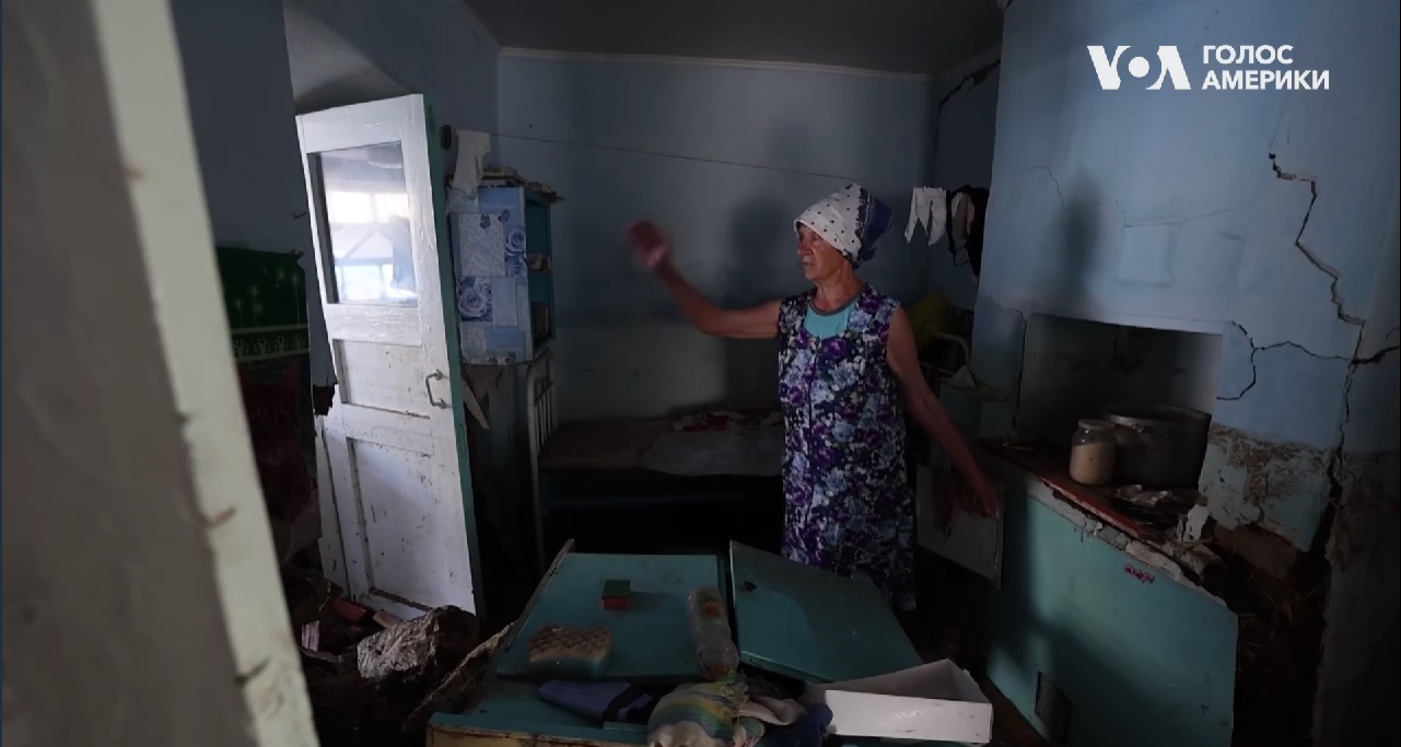 «Все пішло. А я ж старалася»: мешканці Миколаївщини та Херсонщини повертаються в свої помешкання після затоплення внаслідок підриву Каховської ГЕС (ВІДЕО)
