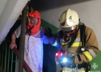 У Миколаєві вночі на пожежі врятовано двох людей, ще 11 евакуйовано (ВІДЕО)