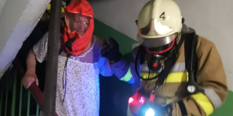 У Миколаєві вночі на пожежі врятовано двох людей, ще 11 евакуйовано (ВІДЕО)