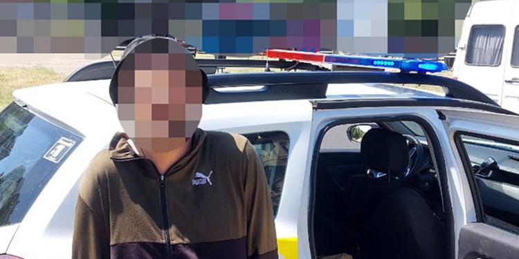 У Миколаєві патрульні затримали чоловіка, який бігав по вулиці з ножем та встиг поранити містянина (ФОТО)