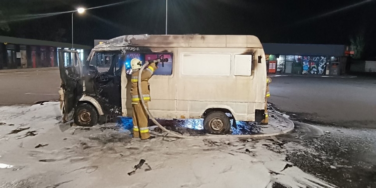 У Криничках та Миколаєві рятувальники гасили палаючі авто