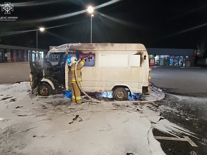 У Криничках та Миколаєві рятувальники гасили палаючі авто