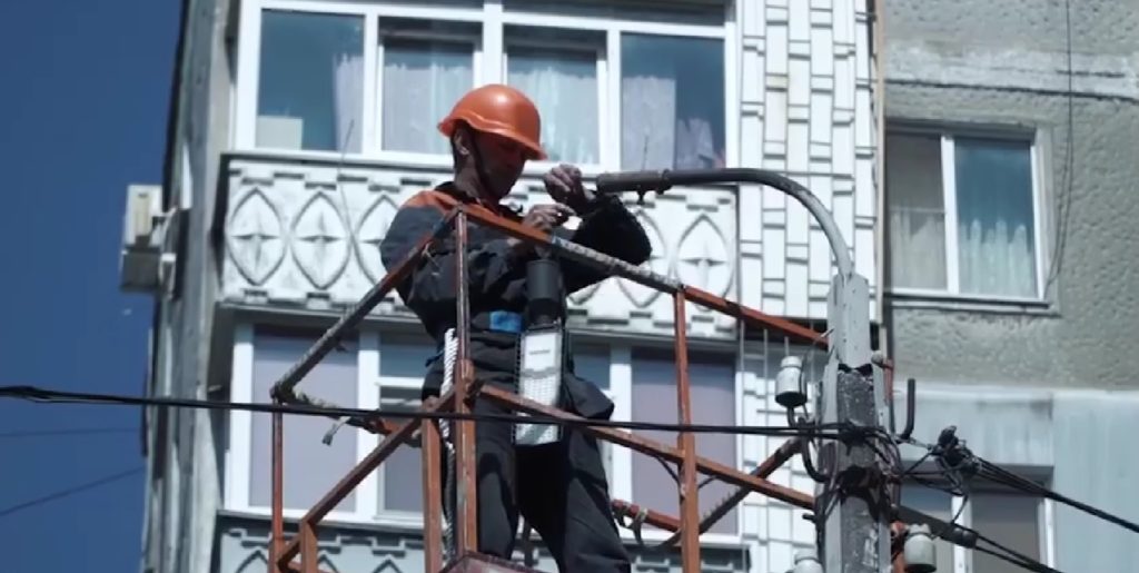На вулицях Миколаєва старі лампи замінюють на LED-світильники (ВІДЕО) 1