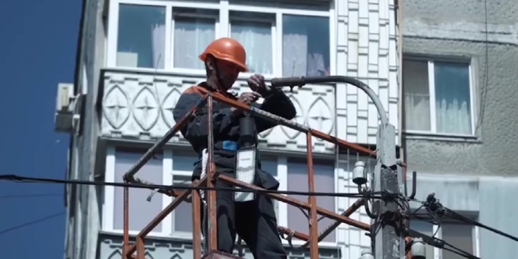 На вулицях Миколаєва старі лампи замінюють на LED-світильники (ВІДЕО)