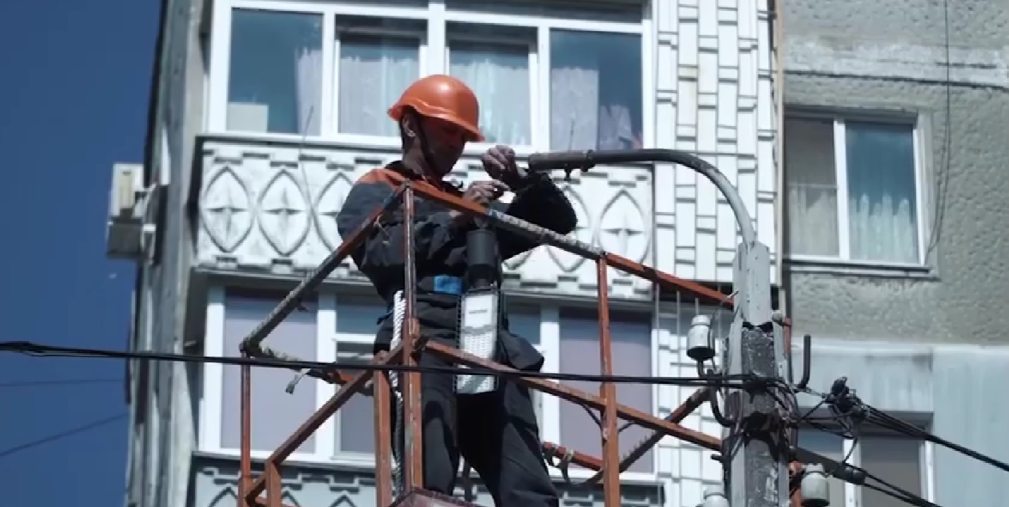 На вулицях Миколаєва старі лампи замінюють на LED-світильники (ВІДЕО)