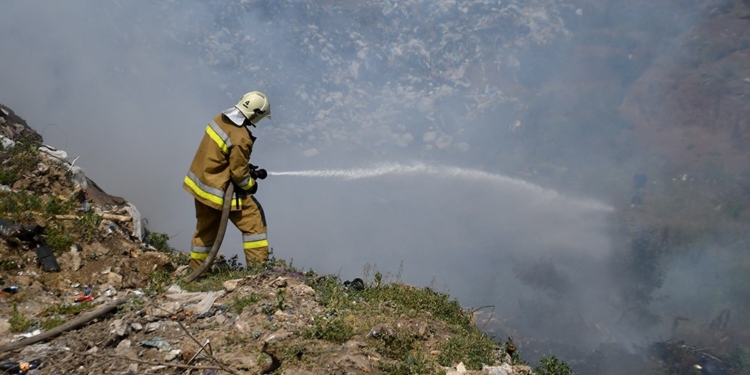 Миколаївські вогнеборці ліквідували пожежу на сміттєзвалищі площею 500 кв. м поблизу Миколаєва (ФОТО)