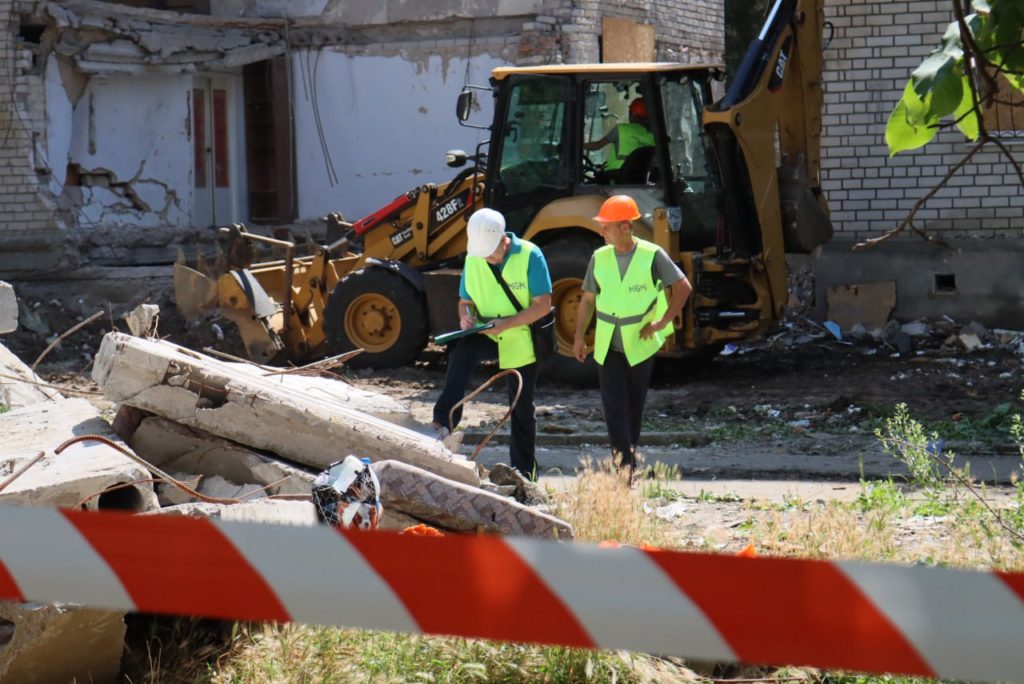 У Миколаєві прибирають будівельні відходи, які виникли внаслідок російських обстрілів і бомбардувань (ФОТО) 1