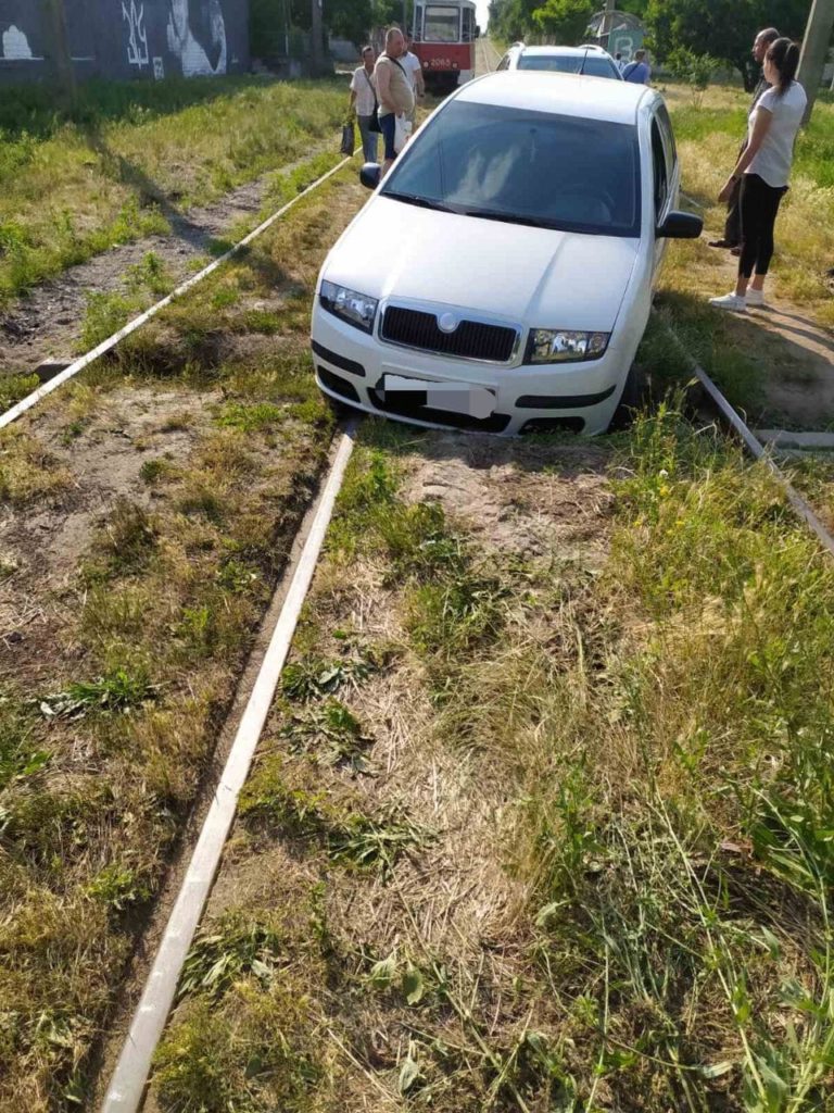 Хочуть скоротити шлях і застрягають: у Миколаєві за два дні вже 4 випадки, коли автомобілісти заважають руху трамваїв (ФОТО) 2