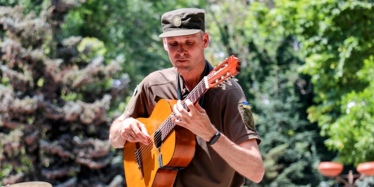 Директор музичної школи, який став нацгвардійцем, дав у Миколаєві імпровізований концерт (ФОТО)