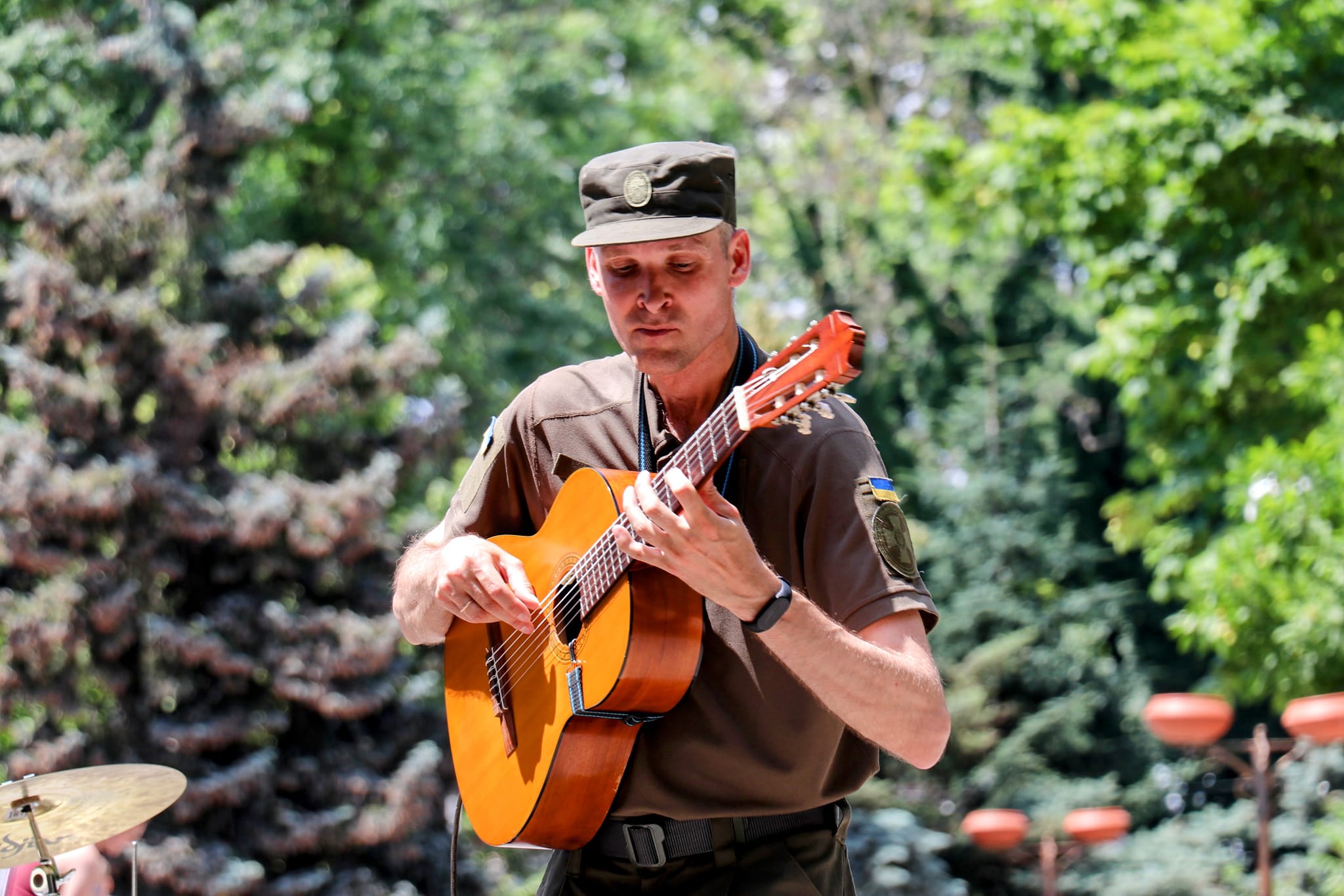 Директор музичної школи, який став нацгвардійцем, дав у Миколаєві імпровізований концерт (ФОТО)