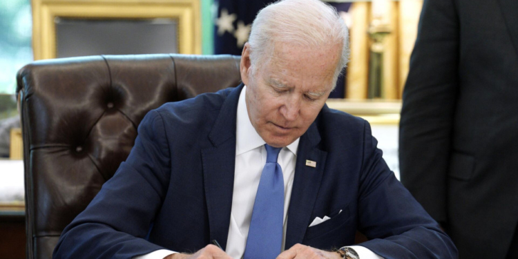 Дефолту не буде: Байден підписав закон про збільшення ліміту дежржборгу США