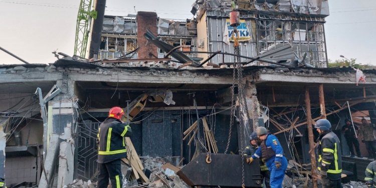 Кількість загиблих внаслідок вчорашньої російської ракетної атаки по Краматорську зросла до 10 (ФОТО)