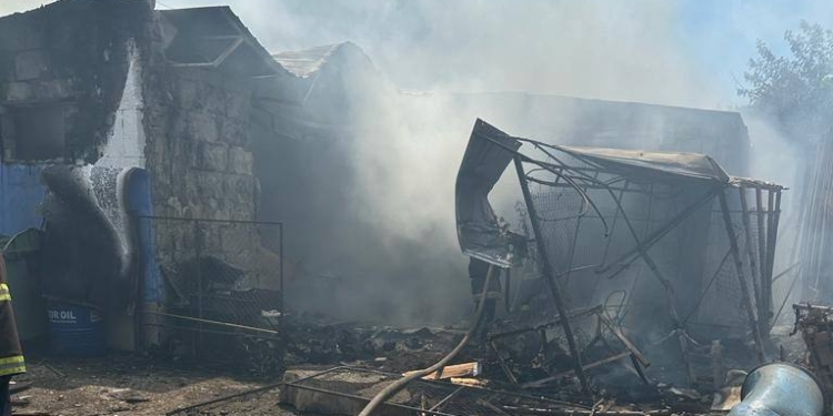 Росіяни обстріляли в Херсоні житлові будинки, медзаклад, школу – двоє людей загинули та, як мінімум, двоє поранені