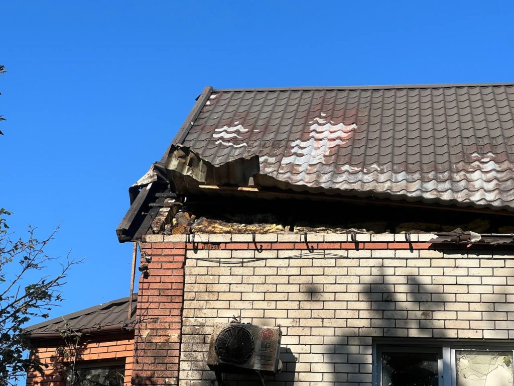 Вночі уламки збитого безпілотника у Миколаєві пошкодили будинок, в якому було 5 людей, зокрема 2 дитини, - з ними все добре (ФОТО) 2