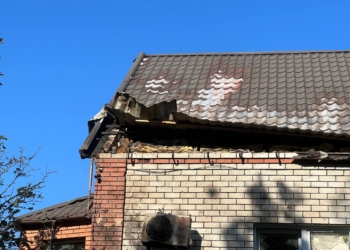 Вночі уламки збитого безпілотника у Миколаєві пошкодили будинок, в якому було 5 людей, зокрема 2 дитини, – з ними все добре (ФОТО)