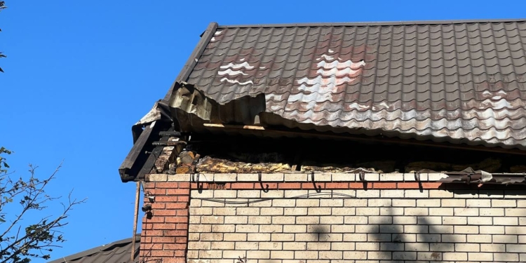 Вночі уламки збитого безпілотника у Миколаєві пошкодили будинок, в якому було 5 людей, зокрема 2 дитини, – з ними все добре (ФОТО)