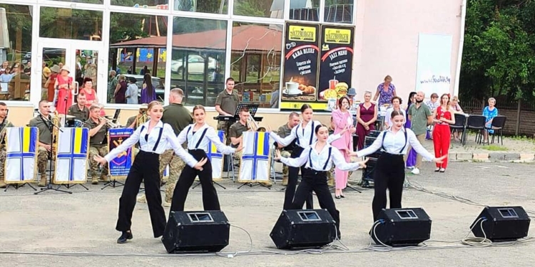 «Державності священний оберіг»: вже вчора миколаївців привітали із Днем Конституції України, а сьогодні ще буде продовження (ФОТО)