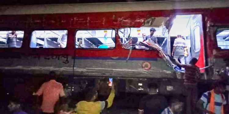 В Індії пасажирський потяг зіткнувся з товарним – понад 230 загиблих (ФОТО, ВІДЕО)