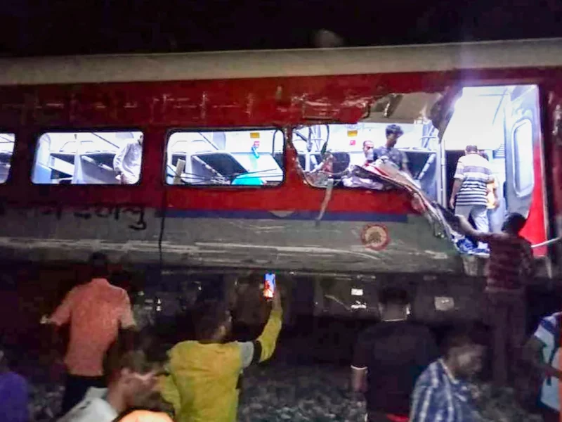 В Індії пасажирський потяг зіткнувся з товарним – понад 230 загиблих (ФОТО, ВІДЕО)