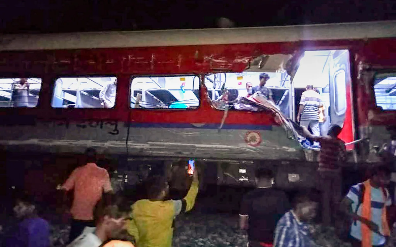 В Індії пасажирський потяг зіткнувся з товарним – понад 230 загиблих (ФОТО, ВІДЕО)