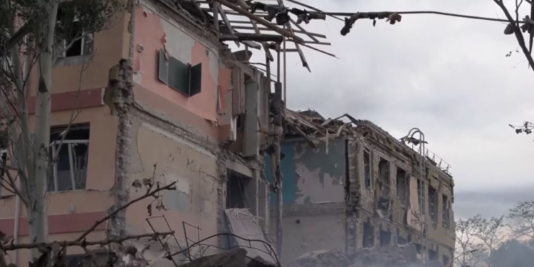 Російські окупанти знову вдарили по Краматорську, є загиблі, багато поранених (ВІДЕО)