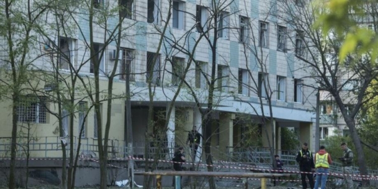 Загинули на порозі зачиненого бомбосховища. В Києві через це затримали 3 посадовців і охоронця