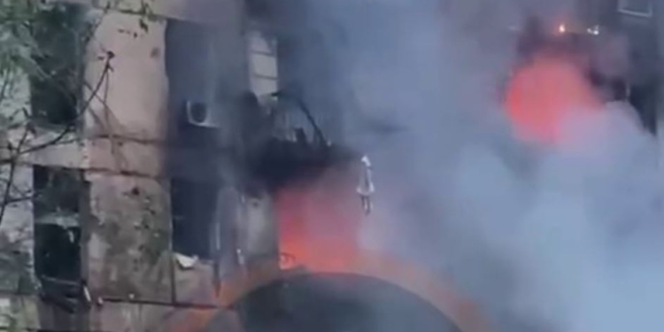 В Кривому Розі ракета поцілила в 5-поверхівку, під завалами люди (ФОТО)