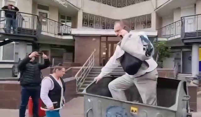 Чорновола облили зеленкою і кинули в смітник – за образу нареченої загиблого “Да Вінчі” (ВІДЕО)