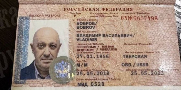 Під час обшуку в офісі Пригожина знайшли золото, багато грошей і цікаві паспорти (ФОТО)