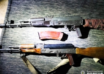 Збирали російське озброєння та вибухівку: на Миколаївщині поліцейські викрили трьох мешканців Снігурівки на незаконному зберіганні зброї (ФОТО)