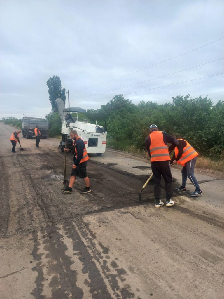 Минулого тижня ремонтні роботи тривали на 8 місцевих дорогах Миколаївщини (ФОТО) 36