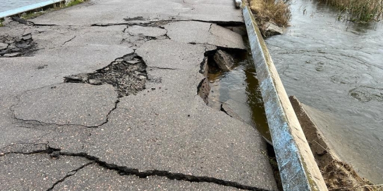 Вода спала, і до с. Афанасіївка на Миколаївщині вже є проїзд. Аварійну після підтоплення дамбу почнуть ремонтувати від завтра (ФОТО)