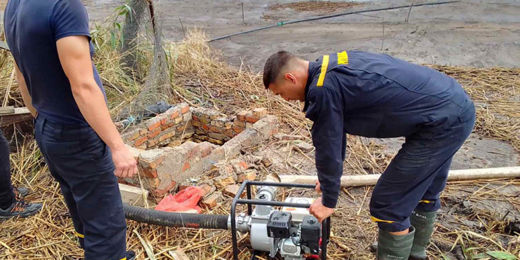 На Миколаївщині рятувальники відкачують воду з колодязів і дворів, а також доставляють на човнах до відрізаних водою сіл питну воду і інше необхідне (ФОТО)