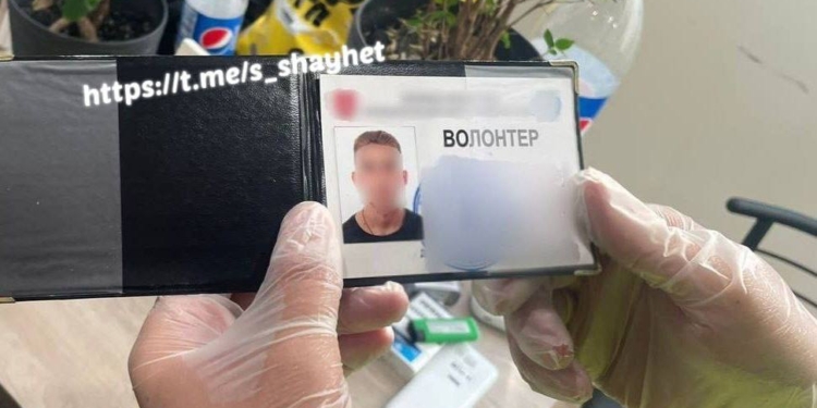 Мешканець Миколаєва налагодив схему виїзду ухилянтів за кордон – за гроші видавав фейкові посвідчення волонтера (ФОТО)