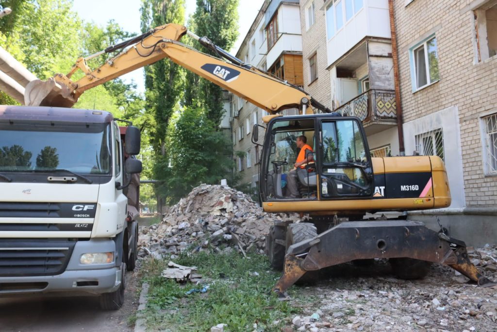 У Миколаєві прибирають будівельні відходи, які виникли внаслідок російських обстрілів і бомбардувань (ФОТО) 3