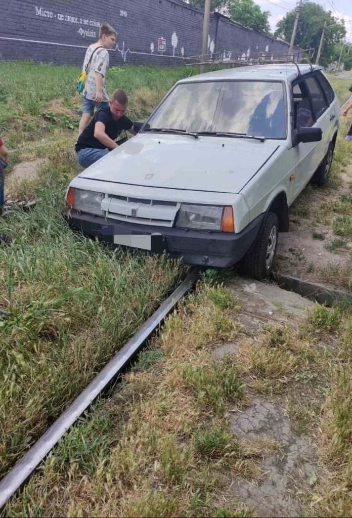 Хочуть скоротити шлях і застрягають: у Миколаєві за два дні вже 4 випадки, коли автомобілісти заважають руху трамваїв (ФОТО) 4